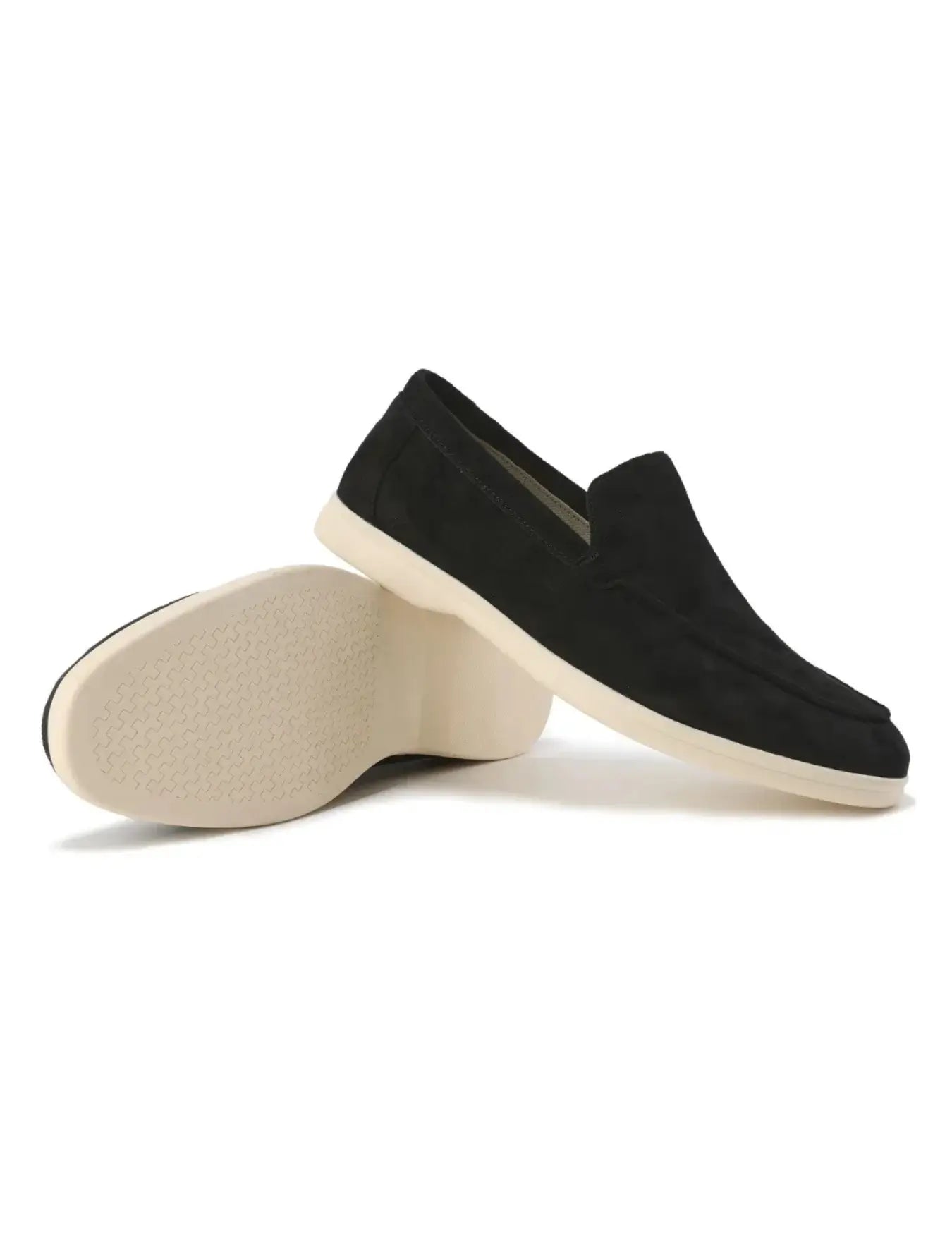 Mocassins en suédine douce avec extérieur en daim de qualité et intérieur en cuir pour un confort durable. Semelle extérieure en caoutchouc texturée, surpiqûres visibles, talon renforcé et semelle intérieure orthopédique rembourrée. Matériaux flexibles et résistants aux plis. Nettoyage à sec recommandé.
