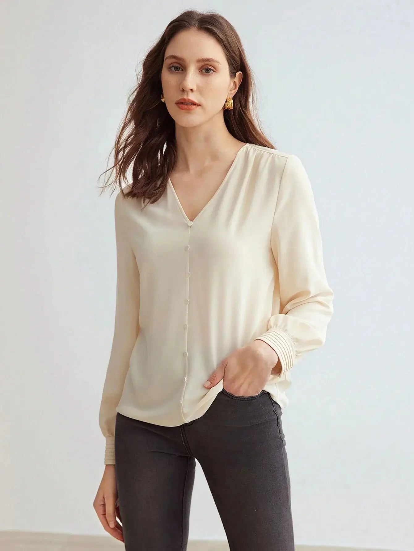 Blouse en polyester (95%) et élasthanne (5%), offrant une douceur supérieure. Conception fluide avec manches longues et col rond pour une élégance discrète. Teinte beige intemporelle. Finitions impeccables et coutures discrètes. Lavage à la main recommandé pour maintenir la qualité des fibres.