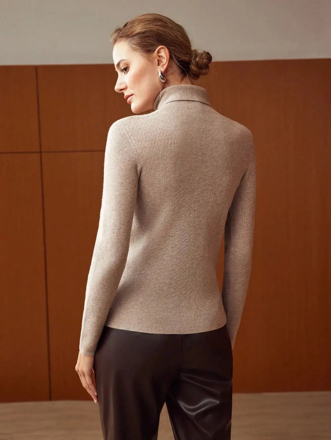 Pull en laine pure à col roulé, conçu pour l'élégance et la chaleur. Coupe régulière avec manches longues, disponible en blanc cassé, beige et noir. Tricot à côtes offrant une élasticité moyenne. Idéal pour un style décontracté pendant les jours frais d'automne. Lavage à la main ou nettoyage à sec conseillé.