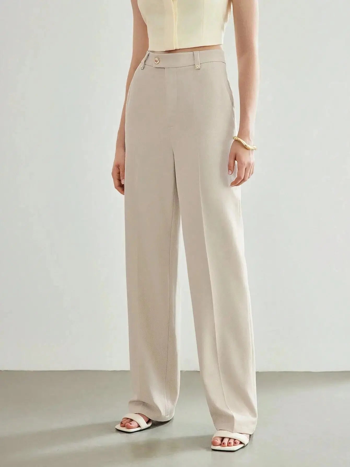 Pantalon blanc en polyester (97%) et élasthanne (3%), offrant confort et tenue impeccable. Sa coupe ajustée dispose d'une fermeture zippée, boutons, et poches intégrées. Ce design épuré se prête à un style discret et sophistiqué. Motif unicolore, non transparent, sans extensibilité. Entretien facile : lavage en machine ou nettoyage à sec.