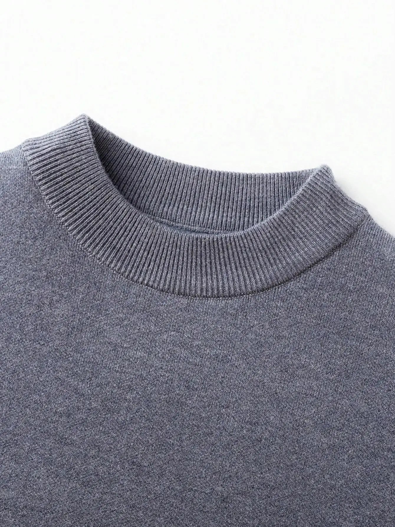 Pull en tissu laineux de haute qualité, offrant confort et élégance avec une coupe décontractée. Design à col rond et manches longues, disponible en tons sobres. Parfait pour les saisons fraîches grâce à sa bonne élasticité. Entretien conseillé : nettoyage doux.