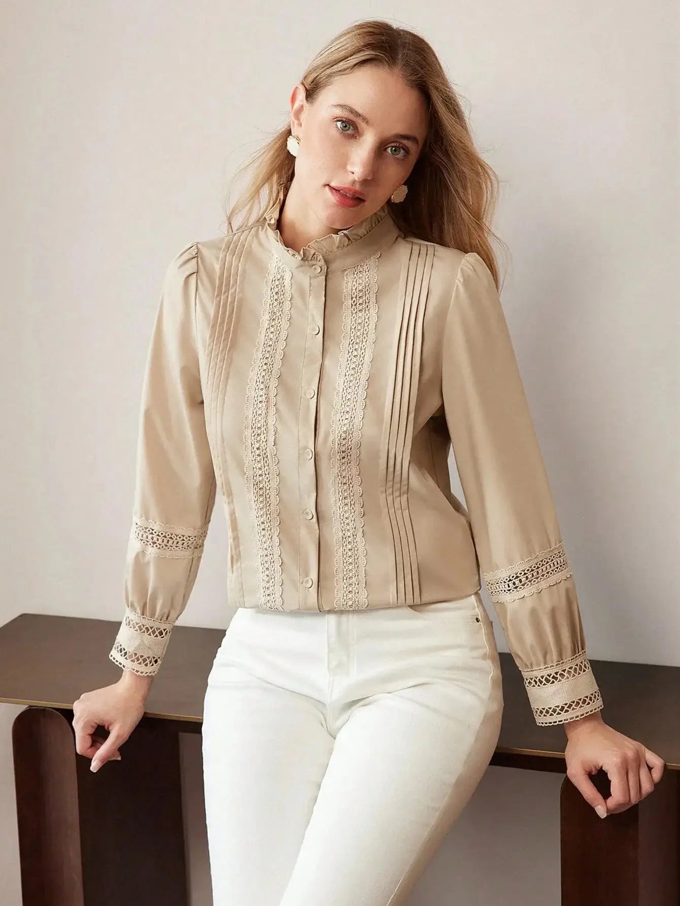 Chemise Dentelle Élégante en dentelle de coton mélangé, douce et durable. Elle présente un col classique, des manches longues et une coupe ajustée pour une silhouette distinguée. Teinte beige pour une élégance sobre, avec motifs floraux délicats, boutons en nacre et finitions soignées. Entretien par lavage à la main ou nettoyage à sec recommandé.