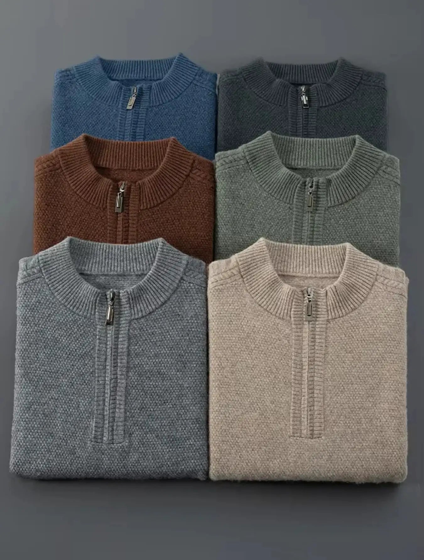 Pull col montant en cachemire, 100% cachemire, offrant une chaleur légère au toucher soyeux. Design moderne avec col montant zippé, manches longues et coupe ajustée. Disponible en beige, marron clair, gris foncé et gris vert. Motifs verticaux subtils, poignets et ourlet côtelés, col finement tricoté. Lavage à la main ou nettoyage à sec recommandé.