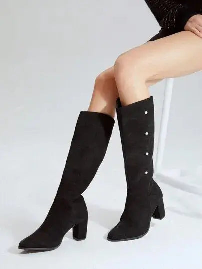 Bottes Noires Perles

Fabriquées en cuir souple, ces bottes allient confort et détails raffinés. Elles présentent une coupe ajustée ornée de perles et une semelle intérieure rembourrée pour un confort optimal. La couleur noir profond et le talon carré assurent une stabilité élégante. Entretien : nettoyage à sec recommandé; éviter l'humidité pour conserver la qualité du cuir.