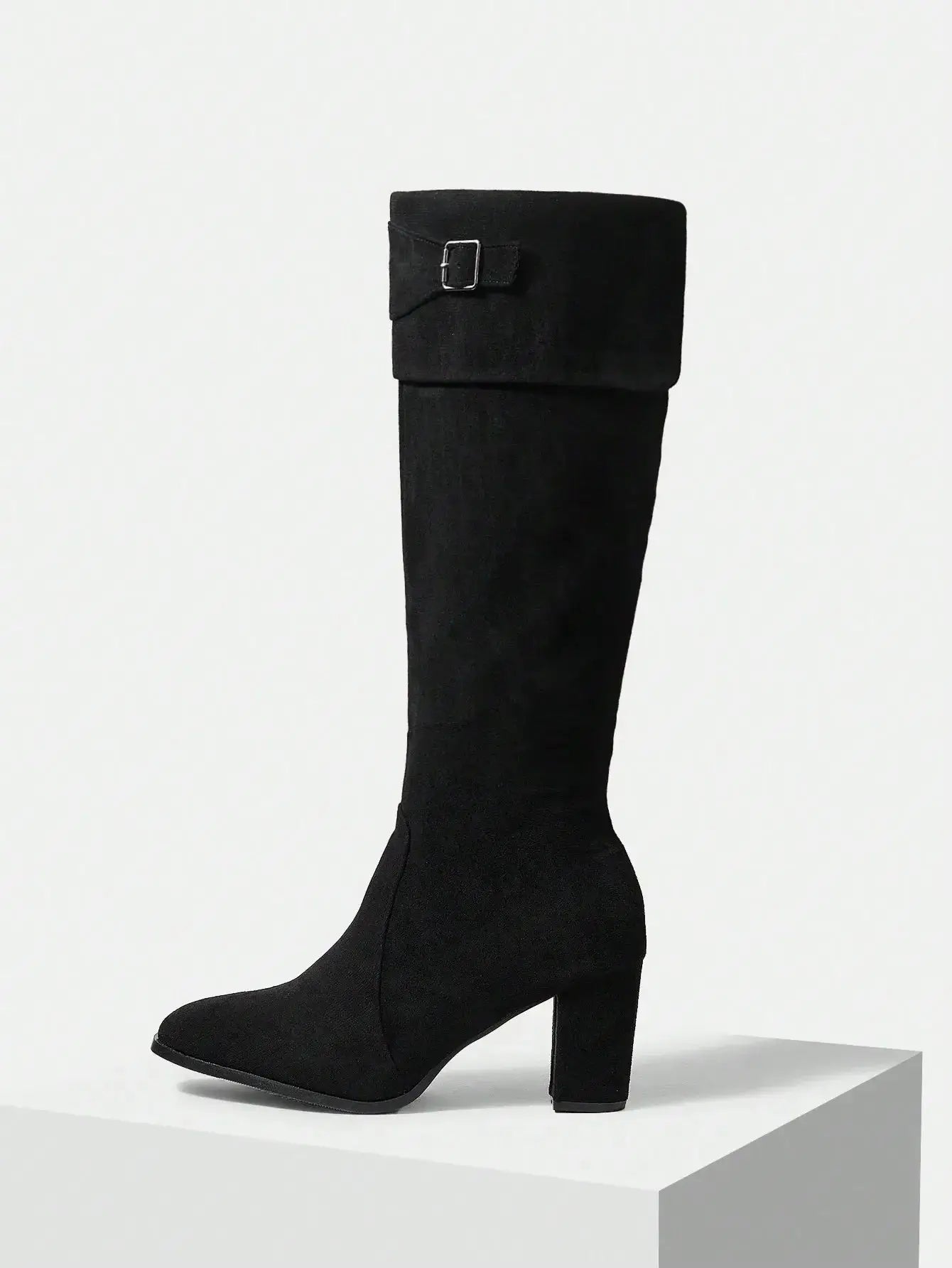 Bottes Noires à Boucle et Talon

Confectionnées en cuir noir de haute qualité, ces bottes allient élégance et confort. Dotées d'un talon carré et d'une boucle raffinée, leur design épuré et coupe ajustée rehaussent toute garde-robe sophistiquée. Les finitions soignées et la doublure intérieure douce offrent un confort optimal. Pour préserver la souplesse et l'éclat du cuir, un nettoyage à la main est recommandé.