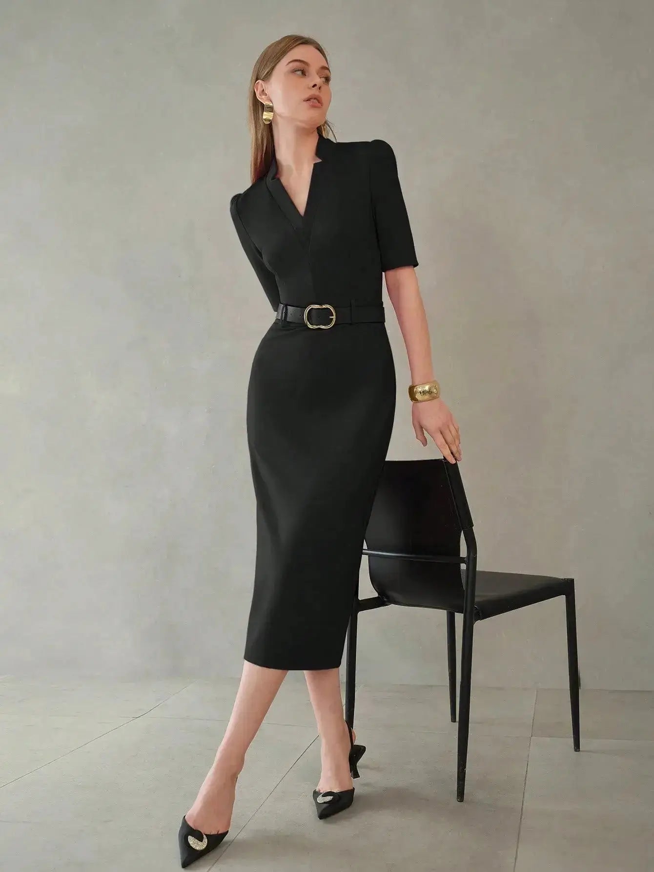 Robe midi noire raffinée à manches bouffantes, ceinturée avec fente et col châle. Fabriquée avec 65% viscose, 30% polyamide, 5% élasthanne et doublure en 100% polyester. Tissu uni légèrement extensible, sans transparence. Entretien délicat conseillé pour préserver sa qualité.