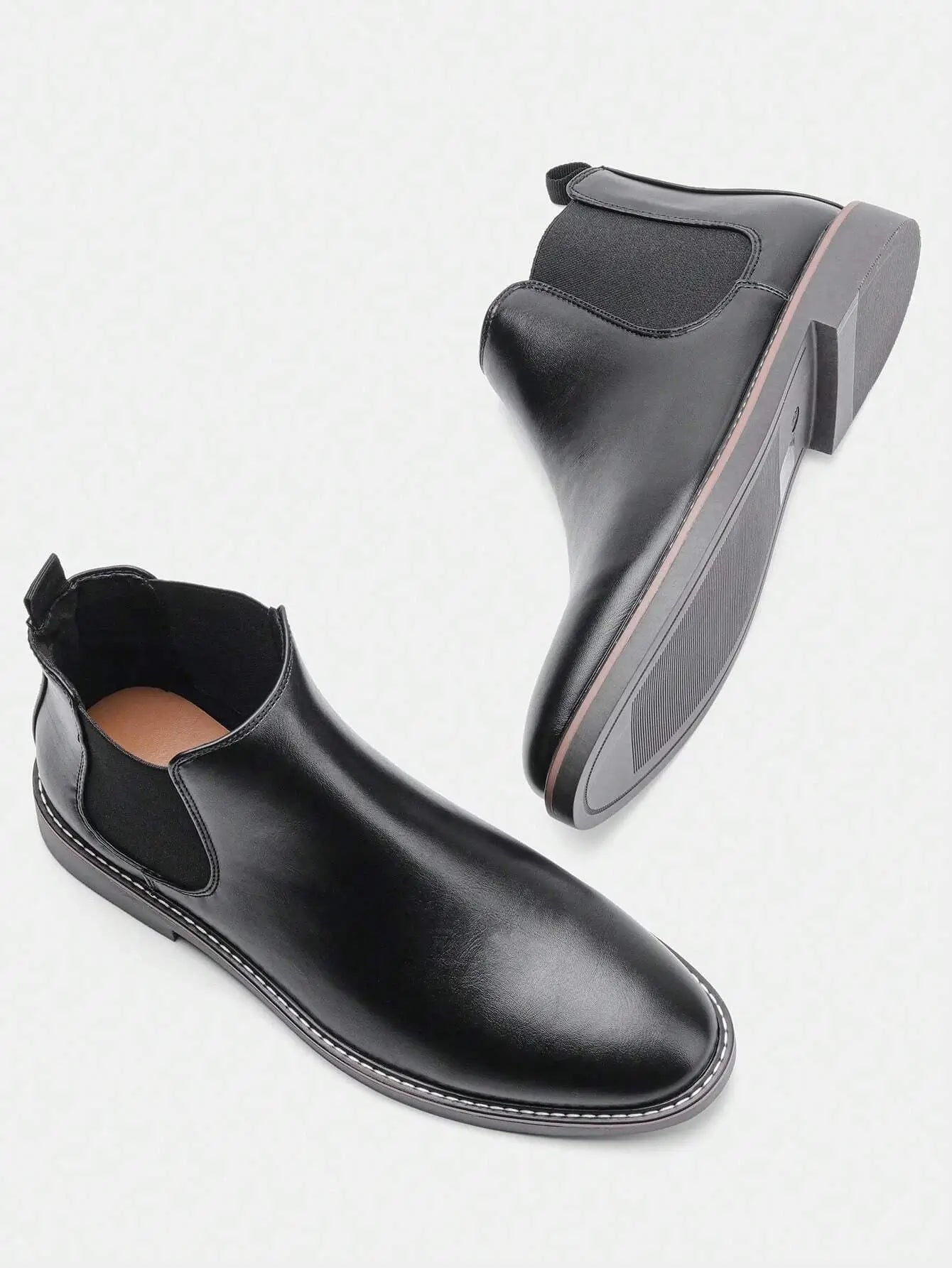 Bottes Chelsea classiques en cuir synthétique de haute qualité, disponibles en noir. Coupe ajustée avec tige haute. Panneaux élastiques et languette pour un enfilage facile, bout rond pour le confort. Semelle en caoutchouc robuste avec coutures visibles. Nettoyage à la main conseillé.
