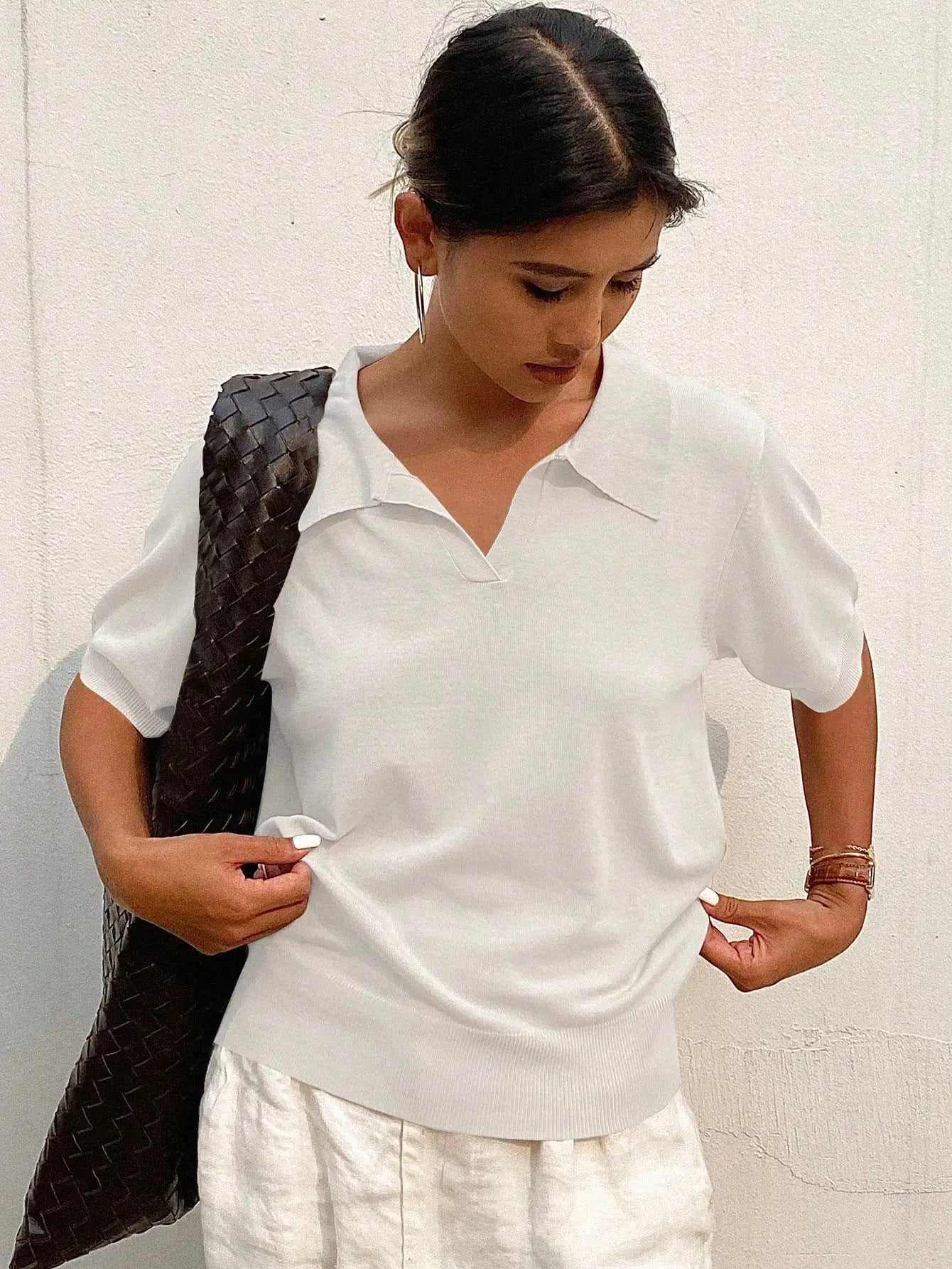 Polo féminin en maille fine, mélange de coton et viscose, alliant douceur et légèreté. Coupe droite fluide, col en V sans boutons, ourlets côtelés. Disponible en blanc cassé, beige sable et vert olive. Design épuré avec finition mate pour un confort quotidien. Lavage en machine à froid et repassage à basse température recommandés.