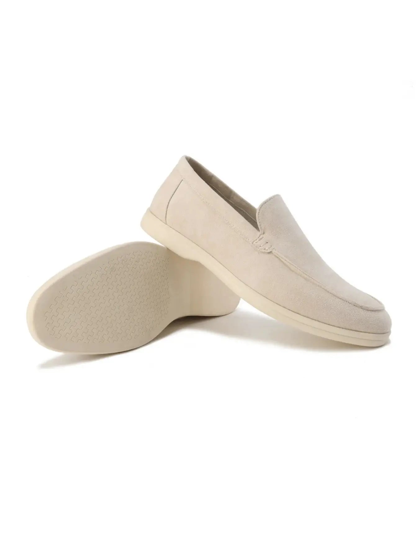 Mocassins en suédine douce avec extérieur en daim de qualité et intérieur en cuir pour un confort durable. Semelle extérieure en caoutchouc texturée, surpiqûres visibles, talon renforcé et semelle intérieure orthopédique rembourrée. Matériaux flexibles et résistants aux plis. Nettoyage à sec recommandé.
