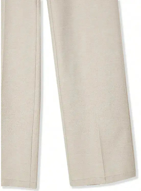 Pantalon en 100% polyester de haute qualité, offrant une texture douce et durable. Coupe droite raffinée avec fermeture éclair, rabat, et poches intégrées. Teinte beige sophistiquée. Finitions élégantes avec ceinture intégrée et plis soignés. Entretien : lavage en machine ou nettoyage à sec recommandé.