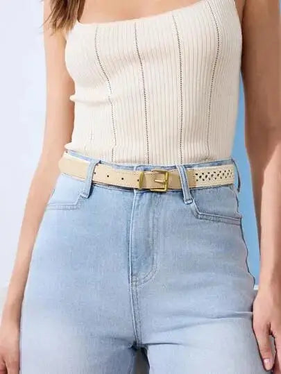 Élégante ceinture tressée en beige crème, conçue avec des matériaux de qualité et sections en similicuir. Dotée d'une boucle dorée sophistiquée, elle incarne le style bohémien chic. Ajustable pour un confort optimal, cette pièce est idéale pour une tenue estivale décontractée. Recommandé : nettoyage à la main.